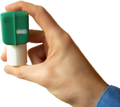 Una mano sostiene un inhalador con mecanismo de conteo de disparos remanentes, en cuyo visor se lee el número 001.