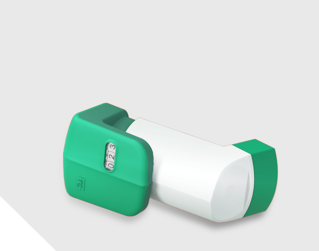 Un inhalador para asma o epoc con sistema de conteo está recostado sobre una superficie. Su visor muestra el número 023.